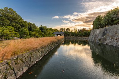 Japonya 'nın Kyoto kentindeki Nijo şatosunun eski Japon Shogun konutunda duvarlar ve su hendekleri