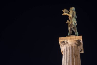 Belgrad kalesi Kalemegdan 'daki Belgrad Sırbistan' ın Victor anıtının gece manzarası