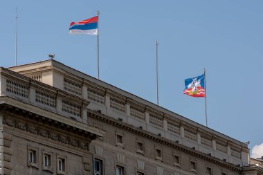 Sırbistan 'ın başkenti Belgrad Şehir Meclisi, Sırbistan ve Belgrad' ın bayraklarıyla
