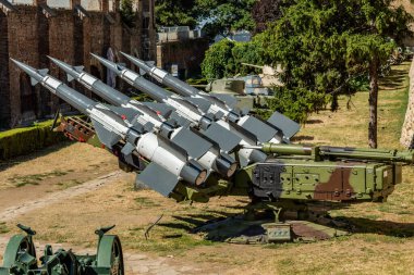 Belgrad / Sırbistan - 30 Temmuz 2017: Yugoslavya Kalesi 'nde sergilenen NATO bombardımanı sırasında F-117A' yı düşüren Sovyet S-125 Neva füze sisteminin Yugoslav versiyonu