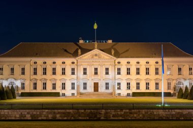 Berlin / Almanya - 4 Mart 2017: Almanya Cumhurbaşkanı 'nın Berlin' deki Tiergarten ilçesindeki Bellevue Sarayı resmi ikametgahının gece görüşü