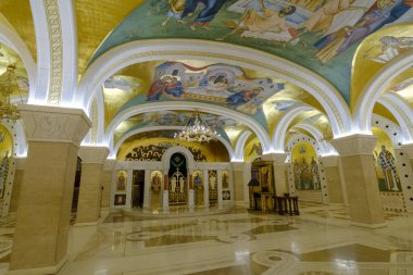 Belgrad / Sırbistan - 9 Haziran 2019: Sırbistan 'ın Belgrad kentindeki Sırp Ortodoks Kilisesi' nin Boyanmış fresklerle süslenmiş mahzenleri