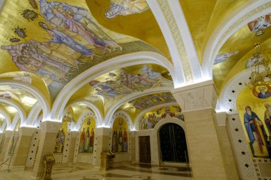 Belgrad / Sırbistan - 9 Haziran 2019: Sırbistan 'ın Belgrad kentindeki Sırp Ortodoks Kilisesi' nin Boyanmış fresklerle süslenmiş mahzenleri