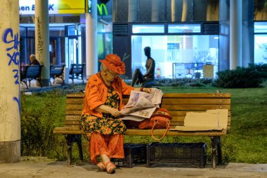 Belgrad / Sırbistan - 21 Eylül 2018: Sırbistan 'ın başkenti Belgrad' da sokakta gazete okuyan yaşlı kadın