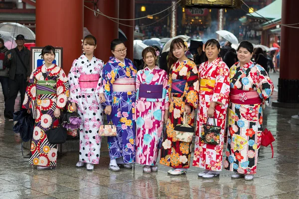 Tokio Japón Octubre 2017 Niñas Usando Kimonos Fuera Del Templo — Foto de Stock