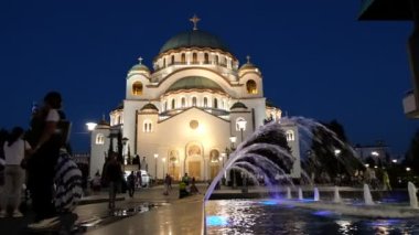 Belgrad / Sırbistan - 21 Eylül 2018: Sırbistan 'ın Belgrad kentindeki Saint Sava Kilisesi, dünyanın en büyük Ortodoks Hıristiyan kiliselerinden biri. Kilisenin önündeki plato popüler bir yaya ve turizm alanıdır.