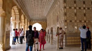 Jaipur, Rajasthan / Hindistan - 28 Eylül 2019: Jaipur 'daki Amer Kalesi' nde Sheesh Mahal sarayı, değerli taşlarla güzelce süslenmiş