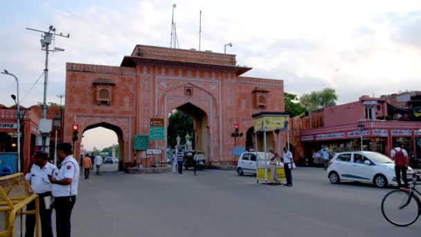 斋浦尔 拉贾斯坦邦 2019年9月28日 通过人门的交通 通称新门 是斋浦尔城墙城市 平克市 最初的7个大门之一 — 图库视频影像
