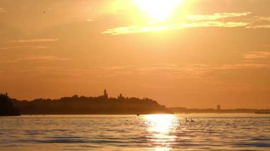 Belgrad 'ın başkenti Sırbistan' da Tuna Nehri üzerinde güzel bir günbatımı yaşanırken, arkasında Zemun belediyesi bulunuyor