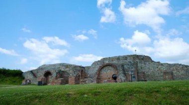 Gamzigrad (Felix Romuliana) üzerinde hareket eden bulutların Zajecar, Sırbistan ve UNESCO Dünya Mirası Alanındaki antik Roma saray kompleksi