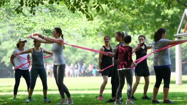 2018年4月22日 原宿代々木公園で活躍する幸せな白人女性たちのスローモーション — ストック動画