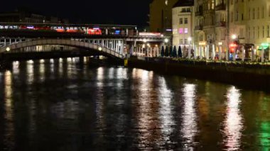 Berlin / Almanya - 1 Mart 2017: Berlin Almanya 'da Spree nehrinden geçen trenlerin hızlandırılmış gece görüntüsü