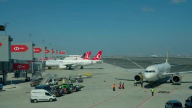 İstanbul / Türkiye - 14 Eylül 2019: İstanbul, Türkiye 'deki yeni İstanbul havaalanına gelen uçak
