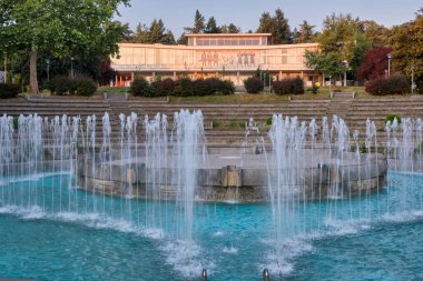 Belgrad / Sırbistan - 27 Temmuz 2019: Josip Broz Tito ile birlikte Çiçekler Evi 'nde bulunan Yugoslavya Müzesi. Sırbistan 'ın en çok ziyaret edilen müzesi