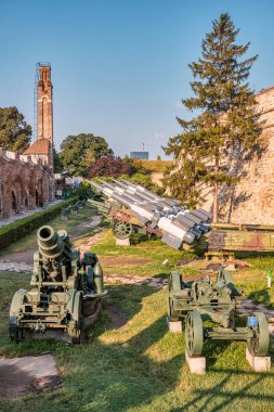 Belgrad / Sırbistan - 4 Ağustos 2019: Belgrad Kalemegdan Kalesi 'ndeki Askeri Müze önünde eski topçu silahları ve roketler sergilendi