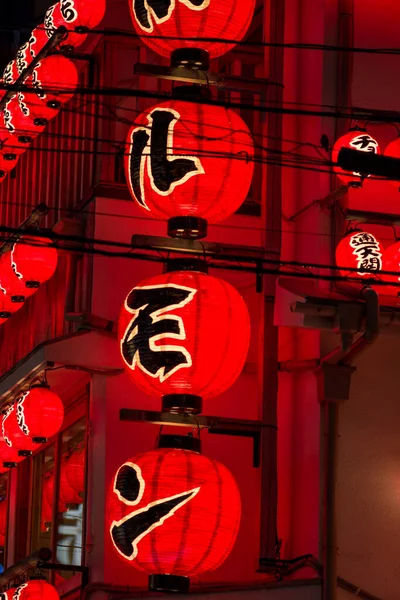 2018年3月19日 大阪中部Dotonbori地区的Izakaya餐厅和酒吧的鲜红色灯笼广告 Izakaya 是一种用于下班后饮酒的日本非正式酒吧 — 图库照片