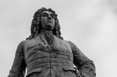 Halle (Saale) / Almanya - 27 Şubat 2017: Barok besteci George Frideric Handel 'in Antik Almanya' nın Halle kentindeki Pazar Meydanı 'nda heykeli