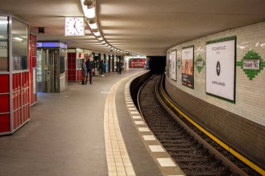 Berlin / Almanya - 10 Mart 2017: Berlin, Almanya 'daki Potsdamer Platz metro istasyonu