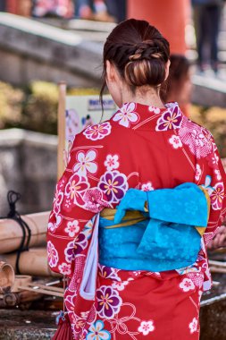 Kyoto, Japonya 'da renkli geleneksel Japon kimonosu giymiş bir kız.