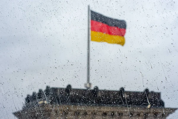 Regentropfen Fenster Mit Deutschlandfahne Selektiven Fokus Hintergrund — Stockfoto