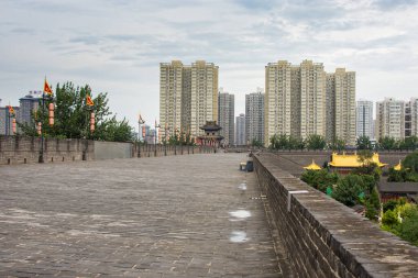 Xian, Shaanxi Eyaleti / Çin - 4 Ağustos 2015: Xian Şehir Duvarları Çin 'in en büyük ve en iyi korunmuş eski şehir duvarları