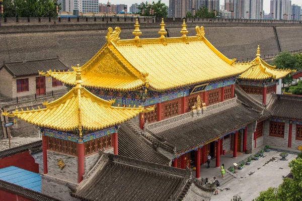 Xian, Shaanxi Eyaleti / Çin - 4 Ağustos 2015: Xian Çin 'deki Xian Eski Şehri' ndeki Guangren Lama Tapınağı Budist Tapınağı