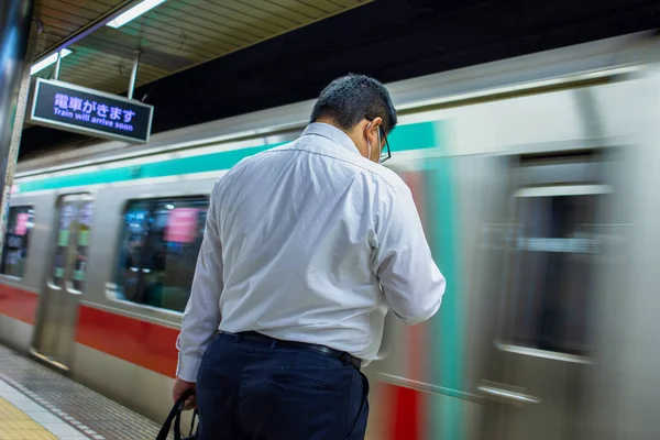 Tokyo Japan Oktober 2017 Affärsman Som Väntar Tunnelbanan Tokyo Metro — Stockfoto