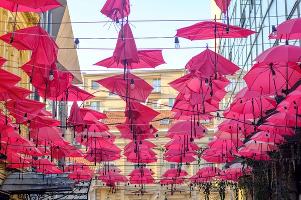 Κόκκινες Ομπρέλες Πάνω Από Υπαίθριο Εστιατόριο Στην Οδό King Peter — Φωτογραφία Αρχείου