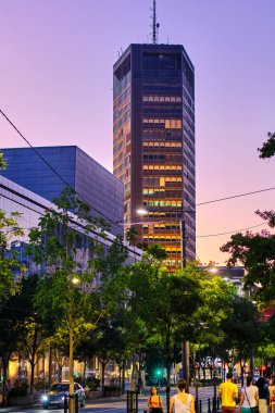 Belgrad / Sırbistan - 27 Haziran 2020: Belgrad 'ın merkezi bulvarı olan Kral Milan Caddesi (Ulica Kralja Milana), Belgrad Sarayı (Beogradjanka, 