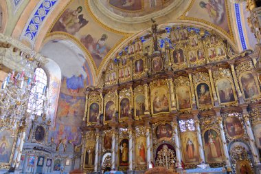 Fruska Gora / Sırbistan - 24 Mart 2019: Vrdnik-Ravanica Manastırı 'ndaki Iconostasis, Sırbistan' ın kuzeyindeki Voyvodina eyaletindeki Fruska Gora Dağı 'ndaki Sırp Ortodoks manastırı