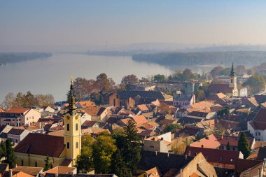 Sırbistan 'ın başkenti Belgrad' ın Zemun belediyesinin arka planında Tuna nehri yer alıyor