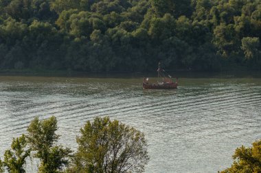 Sırbistan 'ın başkenti Belgrad' daki Tuna Nehri üzerinde seyreden bir Viking gemisinin kopyası