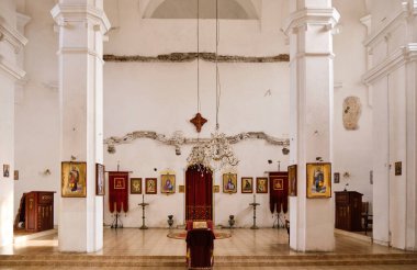 Fruska Gora, Voyvodina / Sırbistan - 26 Ocak 2020: Sırbistan 'ın Voyvodina bölgesindeki Srem bölgesinde 13. yüzyılda inşa edilen Sisatovac Manastırı, Sırp Ortodoks Manastırı
