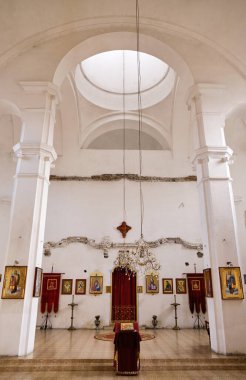 Fruska Gora, Voyvodina / Sırbistan - 26 Ocak 2020: Sırbistan 'ın Voyvodina bölgesindeki Srem bölgesinde 13. yüzyılda inşa edilen Sisatovac Manastırı, Sırp Ortodoks Manastırı