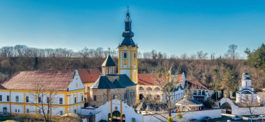Privina Glava Manastırı ve Sırbistan 'ın Voyvodina kentindeki Fruska Gora Dağı üzerindeki Sırp Ortodoks manastırı