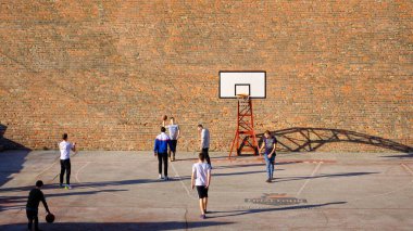Belgrad / Sırbistan - 22 Şubat 2020: Belgrad kalesindeki basketbol sahasında basketbol oynayan gençler (Kalemegdan Park)