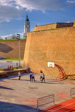 Belgrad / Sırbistan - 22 Şubat 2020: Belgrad kalesindeki basketbol sahasında basketbol oynayan gençler (Kalemegdan Park)