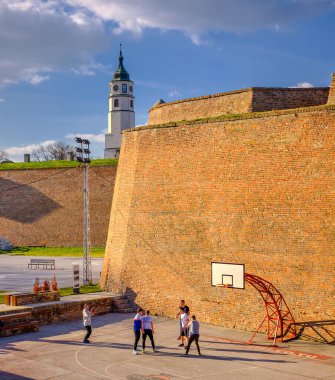 Belgrad / Sırbistan - 22 Şubat 2020: Belgrad kalesindeki basketbol sahasında basketbol oynayan gençler (Kalemegdan Park)