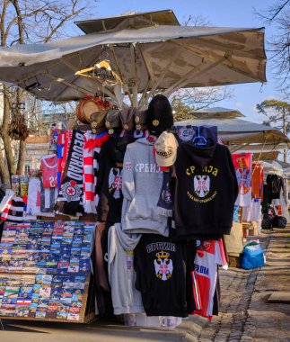 Belgrad / Sırbistan - 22 Şubat 2020: Sırbistan 'ın Belgrad kentindeki Belgrad kalesindeki Kalemegdan Park' ta hediyelik eşya duruyor