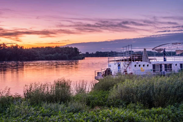 Belgrad / Sırbistan - 18 Haziran 2020: Sırbistan 'ın Belgrad kentinde Tuna Nehri kıyısında rengarenk günbatımına sahip eski bir nehir salı