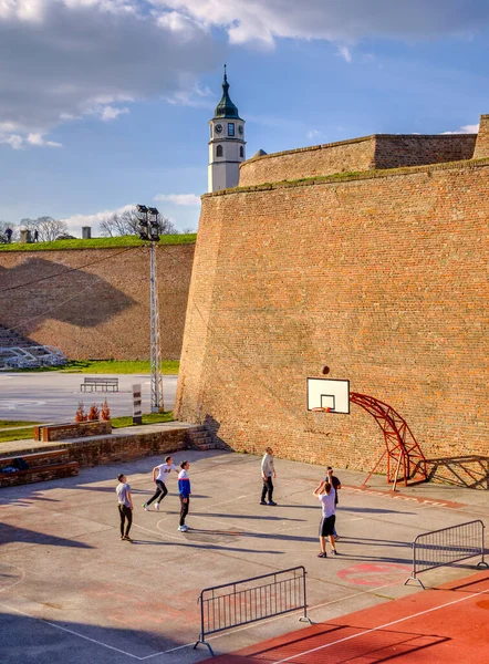 Belgrad / Sırbistan - 22 Şubat 2020: Belgrad kalesindeki basketbol sahasında basketbol oynayan gençler (Kalemegdan Park)