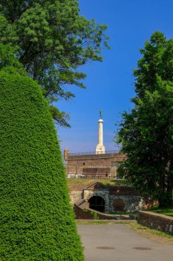 Belgrad 'ın simgesi olan Victor heykeli, Birinci Dünya Savaşı' ndaki Müttefik zaferinin anısına Belgrad 'ın başkenti Belgrad' daki Belgrad kalesi (Kalemegdan)