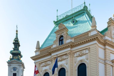 Belgrad / Sırbistan - 30 Haziran 2019: Sırbistan 'ın Belgrad kentindeki Avusturya Büyükelçiliği, arka planda Başmelek Aziz Mikail Katedrali ile birlikte