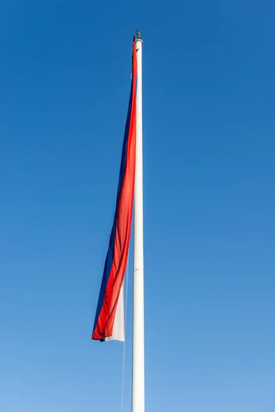 Sırbistan Cumhuriyeti Bayrağı Açık Mavi Gökyüzüne Karşı Bayrak Direğinde — Stok fotoğraf