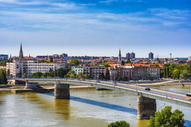 Novi Sad / Sırbistan - 16 Ağustos 2017: Novi Sad Şehri, Sırbistan 'ın ikinci büyük kenti ve Tuna Nehri üzerindeki Varadin Köprüsü ile Voyvodina özerk bölgesinin başkenti