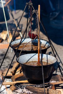 Gulaş, baharatlı et ve sebze güveci.