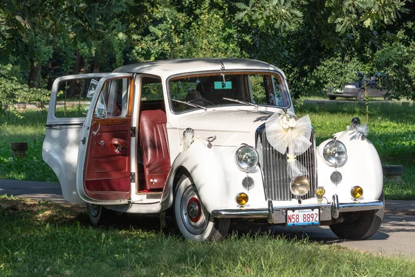 Belgrade Serbia September 2016 White Old Timer Limousine Illinois Plates — Stock Photo, Image