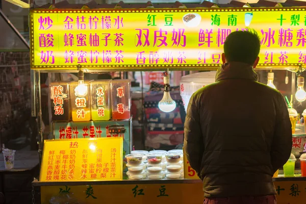 Luoyang Henan Province China January 2016 Man Buying Snacks Street — Stock Photo, Image