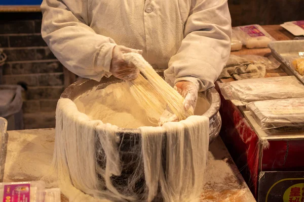 Luoyang Prowincja Henan Chiny Stycznia 2016 Cook Przygotowuje Makaron Mąki — Zdjęcie stockowe