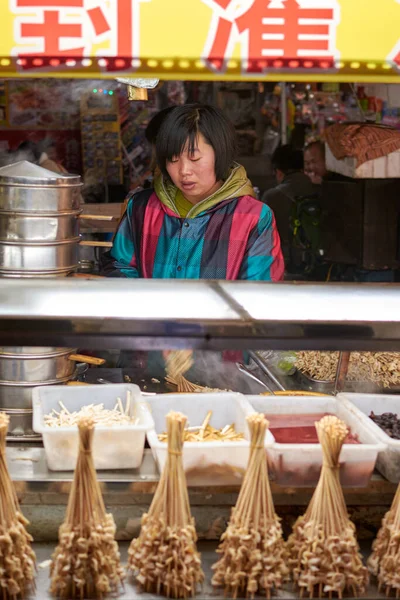 河南省洛陽市 中国2016年1月3日 洛陽旧市街の屋台で軽食を販売する販売業者の少女 — ストック写真